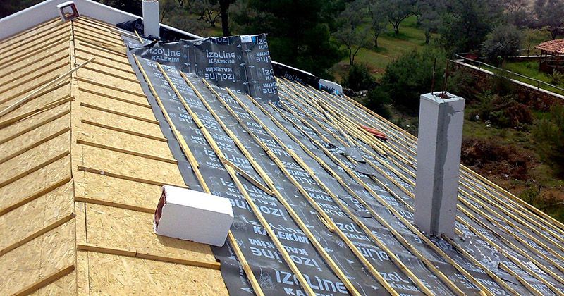 Bayraklı EPDM Kauçuk Çatı – OSB üzerine serilmiş nefes alan su yalıtım örtüsü ve çıtalama